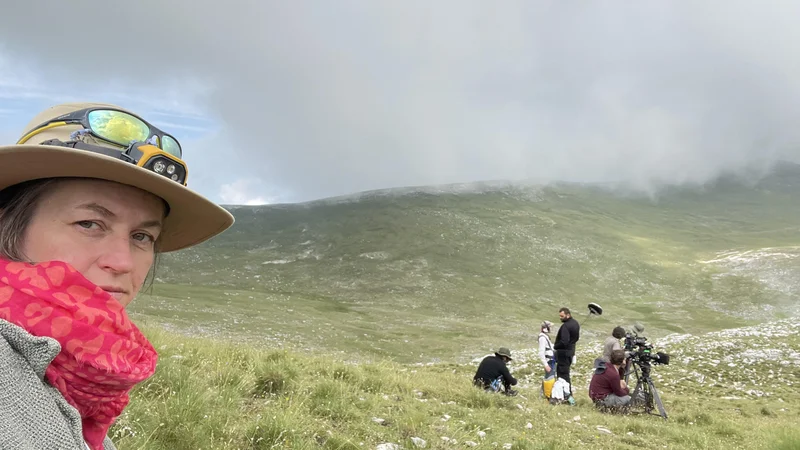Fotografija: »Film niso podatki, film, posebno avtorski, umetniški dokumentarci so energija, vizija, odnos avtorja do tematike,« pravi Petra Seliškar, na fotografiji na snemanju novega dokumentarnega filma Dežela Šarplaninca. FOTO: Petra Seliškar