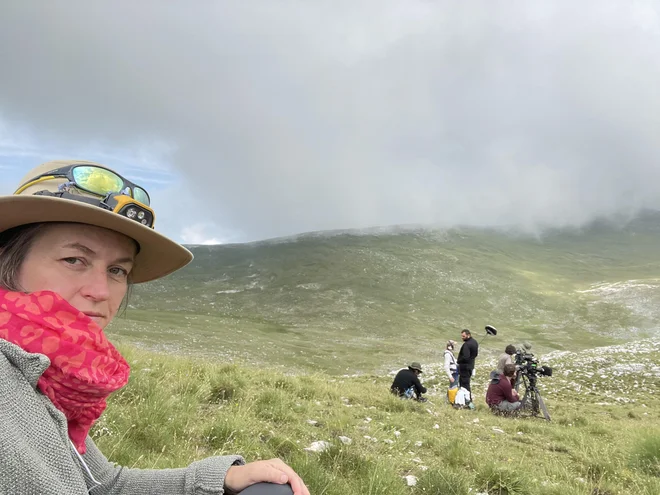 &raquo;Film niso podatki, film, posebno avtorski, umetniški dokumentarci so energija, vizija, odnos avtorja do tematike,&laquo; pravi Petra Seliškar, na fotografiji na snemanju novega dokumentarnega filma <em>Dežela Šarplaninca.</em> FOTO: Petra Seliškar