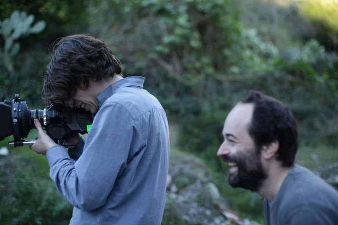 Matjaž Ivanišin (desno) in direktor fotografije Gregor Božič na snemanju filma <em>Playing Men. </em><br />
FOTO: Zavod Nosorog
