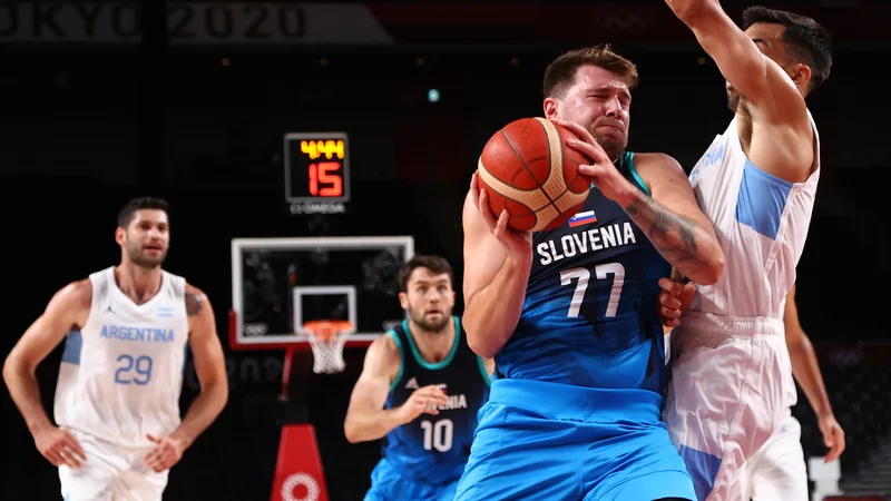 Fotografija: Slovenija do Tokia. Luka Dončić je z virtuozno predstavo ppopeljal Slovenijeo do prve zmage na olimpijskih igrah. FOTO: Brian Snyder /Reuters