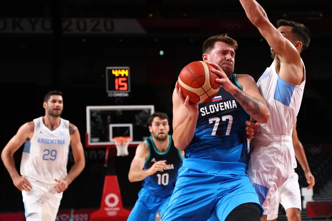 Slovenija do Tokia. Luka Dončić je z virtuozno predstavo ppopeljal Slovenijeo do prve zmage na olimpijskih igrah. FOTO: Brian Snyder /Reuters