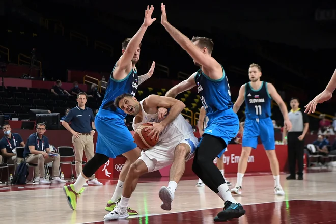 Luka Dončić in Zoran Dragić sta v tovariškem slogu ustavila Argentince. FOTO: Aris Messinis/AFP