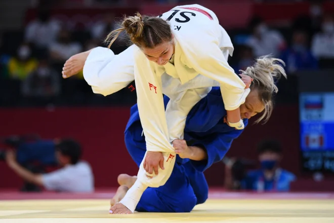 Kaja Kajzer (v belem kimonu) je morala v dvoboju za bronasto kolajno priznati premoč Kanadčanki Jessici Klimkait. FOTO: Franck Fife/AFP