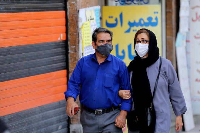 Iransko prebivalstvo je žrtev ameriških sankcij, ki so med pandemijo še posebej smrtonosne. FOTO: Atta Kenare/AFP