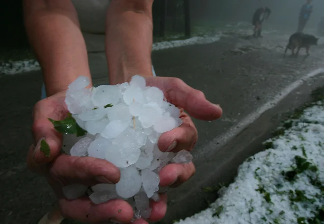 Lahko bo padala tudi toča. FOTO: Suhadolnik Jože/Delo
