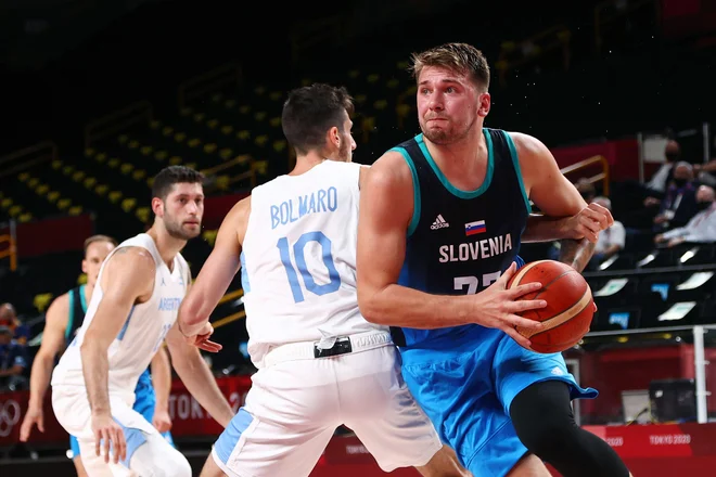 Argentinca v desno, Luka Dončić v levo in neovirano do obroča. Preprosto. FOTO: Brian Snyder/Reuters