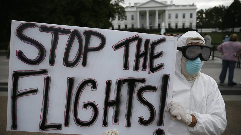 Fotografija: Prepoved potovanj v ZDA še ne bo kmalu odpravlejna. (Na fotografiji protestniki za omejitev letov v ZDA ob epidemiji ebole.) FOTO: Jim Bourg Reuters/Pictures