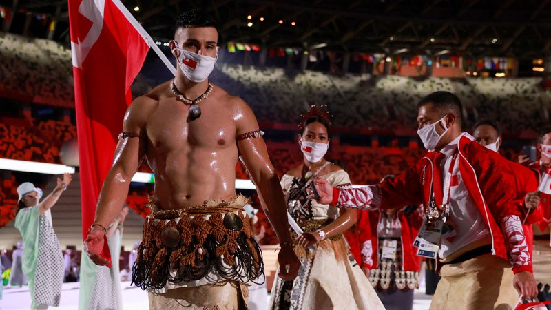 Fotografija: Ko so ga navijači v petek zagledali na odprtju olimpijskih iger v Tokiu (v ozadju Malia Paseka), so družabna omrežja skoraj pregorela: Končno! To smo čakali! FOTO: Odd Andersen/AFP