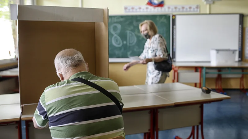 Fotografija: Državna volilna komisija naj bi poročilo o izidu glasovanja na zadnjem referendumu, ko je večina glasovala proti zakonu, potrjevala 7. septembra. FOTO: Blaž Samec/Delo