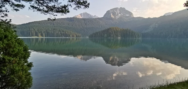 Črno jezero je eno najbolj priljubljenih, katerega obalo prepešačimo v približno dveh urah in ponuja res lepe utrinke. Jezero premore t.i. bifurkacijo, njegove vode odtekajo v dve nasprotni smeri: proti Tari in Pivi. FOTO: Boris Šuligoj/Delo