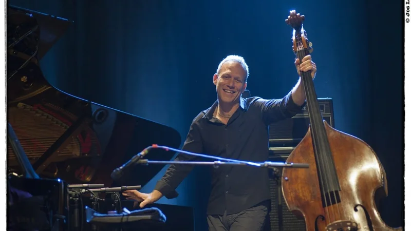 Fotografija: Avishaija Cohena je na začetku kariere pod okrilje vzel legendarni Chick Corea. Foto Jos Knaepen