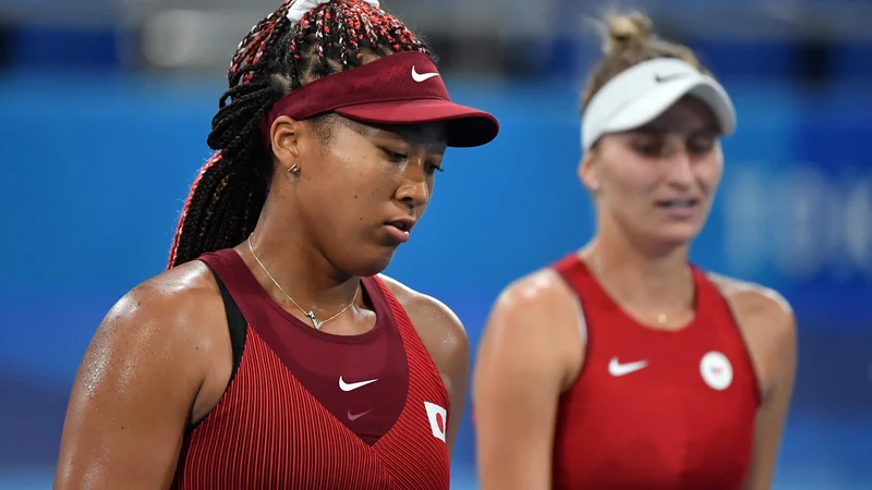 Fotografija: Naomi Osaka je prejela bolečo zaušnico od Markete Vondroušove (desno) in ostala brez odličja na olimpijskih igrah. FOTO: Tiziana Fabi/AFP