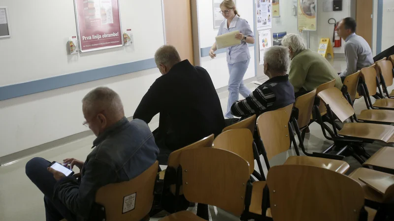 Fotografija: Ženske so bile dvakrat pogosteje na bolniškem dopustu kot moški, a je bilo pri zadnjih povprečno trajanje ene odsotnosti skoraj pet dni daljše. Foto Blaž Samec