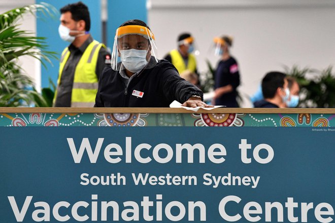 Avstralska premierka poudarja, da je precepljenost edina rešitev za svobodno prihodnost. Avstralija se poleg velikega odpora prebivalstva proti cepljenju spopada tudi s težavami pri dobavi cepiv. FOTO: Saeed Khan/AFP