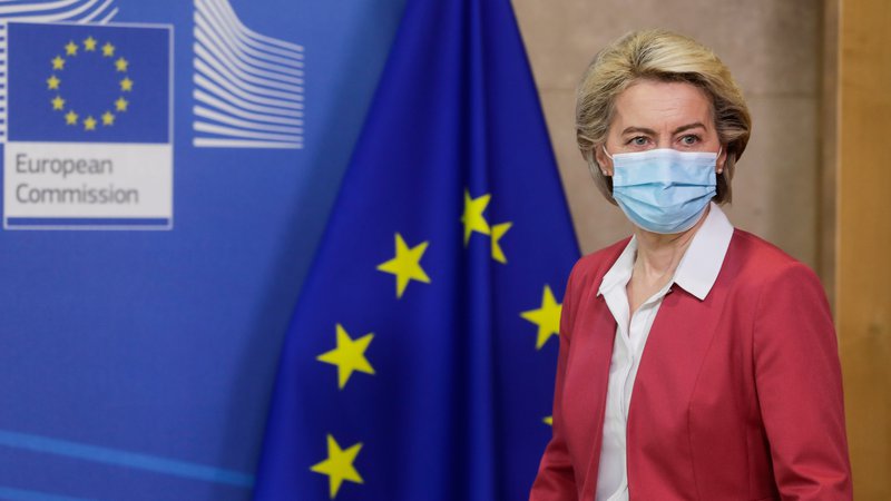 Fotografija: Statistika cepljenih odraslih po besedah Ursule von der Leyen potrjuje, da je EU držala obljubo in izpolnila svojo nalogo.
Foto: Stephanie Lecocq/Reuters