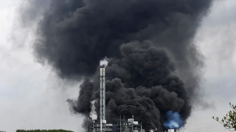 Fotografija: Zaprli so odsek avtoceste v bližini, da bi omogočili dostop reševalnim službam. FOTO: Anna Fross/Reuters Roberto Pfeil Afp