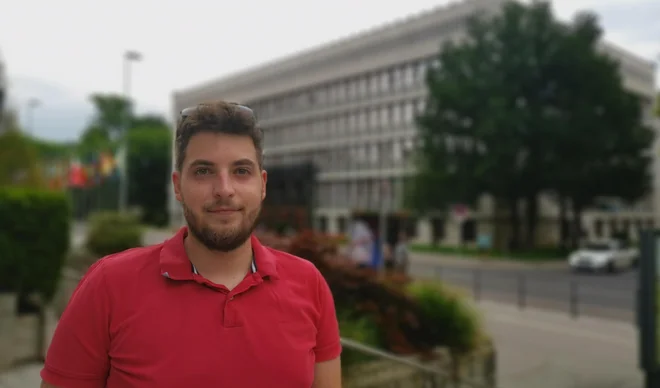 Šestindvajsetletni Tadej Potočnik je na videz zdrav, a kot pravi, je že šest mesecev, odkar je bil okužen s covidom-19, povsem izčrpan. FOTO: Milena Zupanič