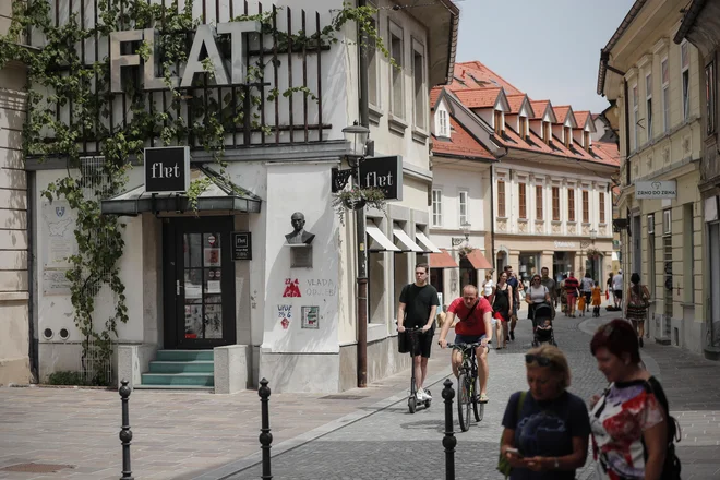 Občinski inšpektorji so trgovini Flat na Trubarjevi 7 naložili, da mora do konca meseca odstraniti reklamni napis, saj je brez dovoljenj na spomeniškem obeležju. Foto Uroš Hočevar