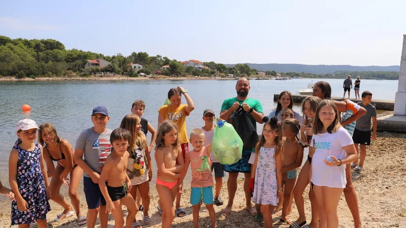 Fotografija: Del srečanja z otroki je tudi čiščenje obale, čemur se radi pridružijo in tako v živo spoznajo, kako ohraniti morje in naravo, pravi nekdanji učitelj Domagoj Jakopović. FOTO: Arhiv RokOtok