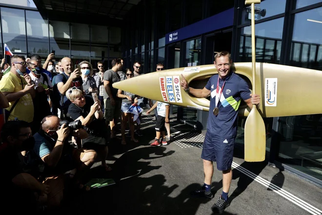 Benjamin se je razveselil zlatega čolna, ki so ga pripravili v podmladku KKK Tacen. FOTO: Voranc Vogel/Delo