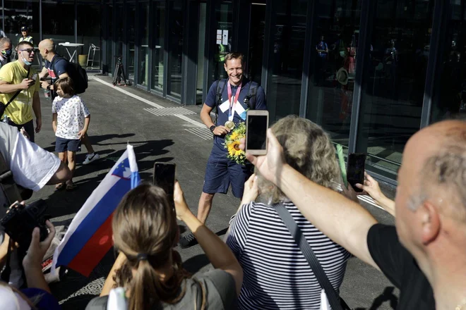 Navijači so dolgo čakali svojega junaka. FOTO: Voranc Vogel/Delo