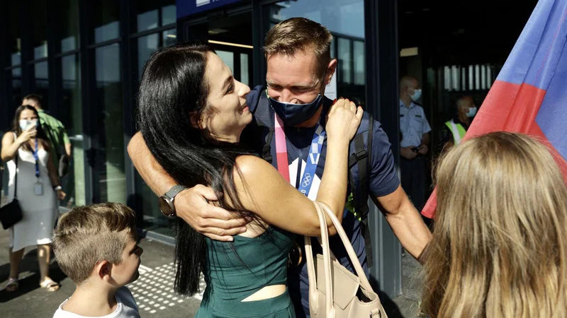 Fotografija: Benjamin Savšek je najprej objel najbližje, FOTO: Voranc Vogel/Delo