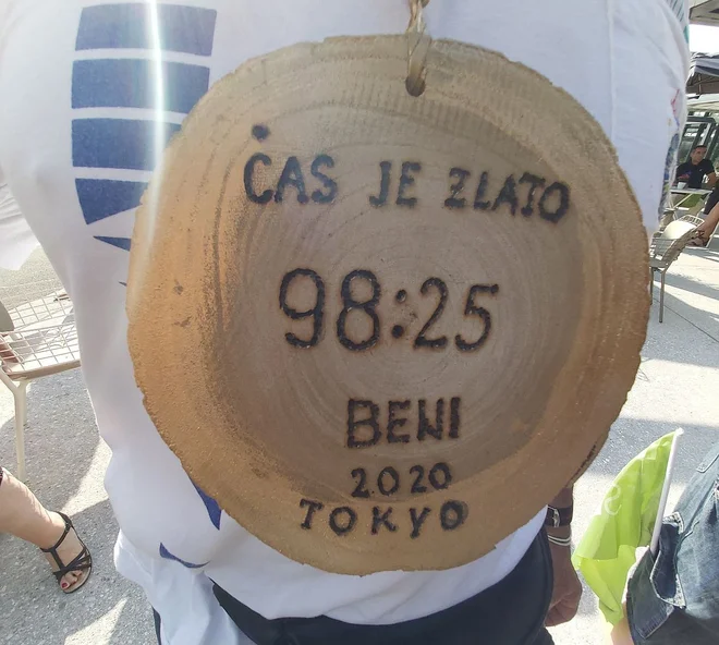 Čas je zlato, so zapisali navijači. FOTO: P. Z. <br />
