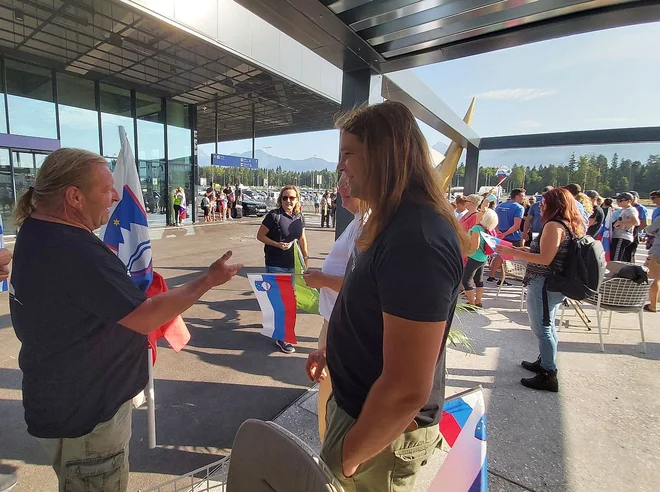 Oče Matjaž in brat Jonas Savšek sta bila organizatorja sprejema. FOTO: P. Z.