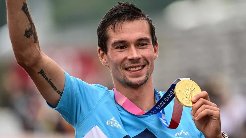 Fotografija: Po Benjaminu Savšku je tudi Primož Roglič osvojil zlato kolajno na OI v Tokiu. FOTO: Ina Fassbender/AFP