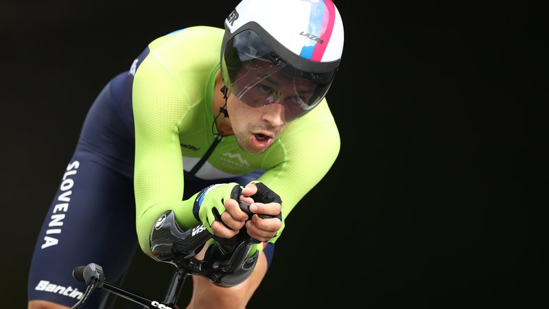 Fotografija: Primož Roglič je pedala vrtel kot v transu in dosegel največjo zmago v karieri. FOTO: Christian Hartmann/Reuters