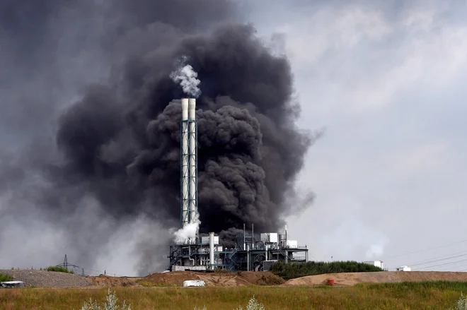 V tovarni je zagorelo. FOTO: Roberto Pfeil/AFP