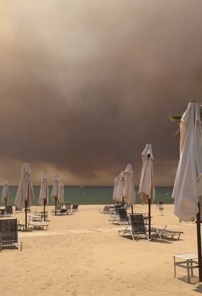 Turistične plaže v dimu. FOTO: via Reuters