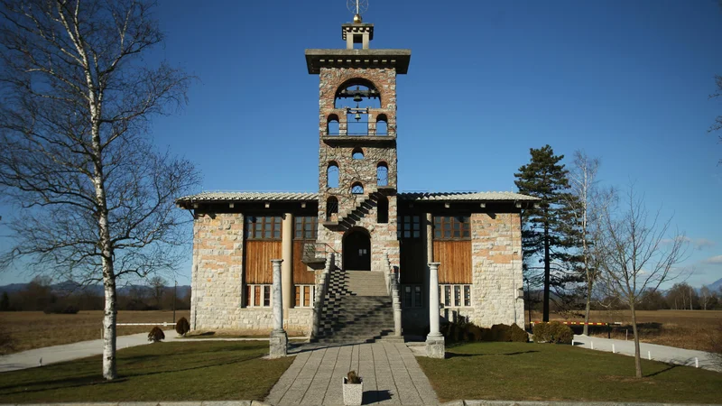 Fotografija: Poleg cerkve sv. Mihaela v Črni vasi (na fotografiji) so na Unescov seznam od včeraj vpisane tudi te Plečnikove stvaritve v Ljubljani: nabrežje Ljubljanice z mostovi od Trnovskega pristana do Zapornic in Trnovski most, Vegova ulica z Narodno in univerzitetno knjižnico, Kongresnim trgom in parkom Zvezda, Rimski zid, Žale in cerkev sv. Frančiška Asiškega v Šiški. FOTO: Jure Eržen