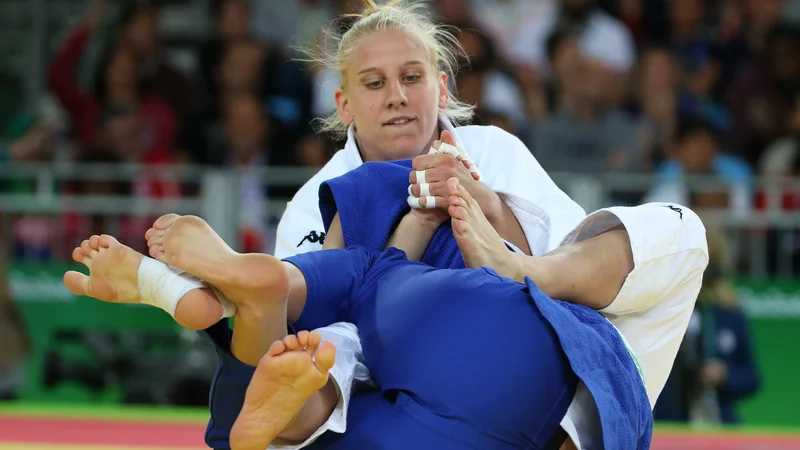 Fotografija: Ana Velenšek je na prejšnjih poletnih olimpijskih igrah v Riu de Janeiru navdušila z osvojitvijo bronaste kolajne, zaslovela pa je s tehniko davljenja. FOTO: Toru Hanai/Reuters