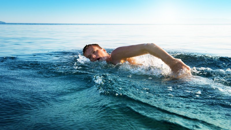 Fotografija: Plavalni trening HIIT je lahko videti kot dve dolžini bazena, ki jih preplavamo z največjo zmogljivostjo, pri kateri lahko vztrajamo, čemur sledi ena dolžina okrevanja, ne glede na to, koliko ponovitev menite, da ste sposobni odplavati. FOTO: Shutterstock
