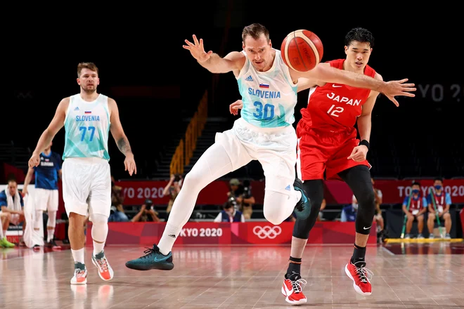 Zoran Dragić je bil pri drugi zmagi na olimpijskem turnirju drugi najučinkovitejši košarkar v slovenski reprezentanci. Za Luko Dončićem seveda. FOTO: Alkis Konstantinidis/Reuters