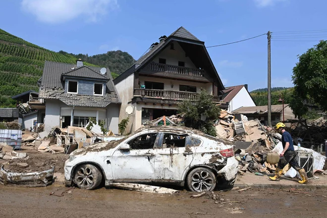 Z odstranjevanjem odpadkov po poplavah so povezani tudi precejšnji stroški. FOTO:&nbsp;Christof Stache/Afp