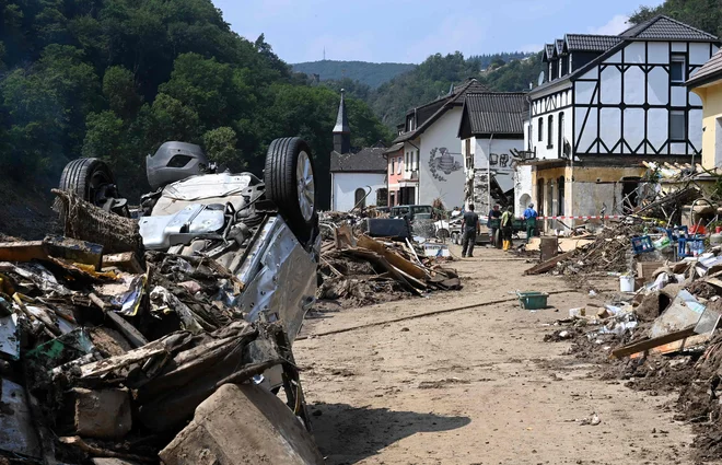 Večina odpadkov iz poplavljenih območij bo končala na deponijah in v sežigalnicah. FOTO: Christof Stache/Afp
