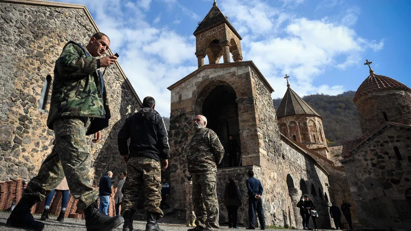 Fotografija: V zadnjih dveh tednih je obstreljevanje na armensko-azerbajdžanski meji spet postalo del vsakdanjika. FOTO: Aleksander Nemenov/AFP