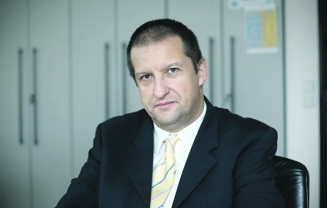 Uroš Svete poudarja, da je ključ do uspešnega boja proti kibernetskim grožnjam povezovanje in sodelovanje. FOTO: Blaž Samec/Delo
