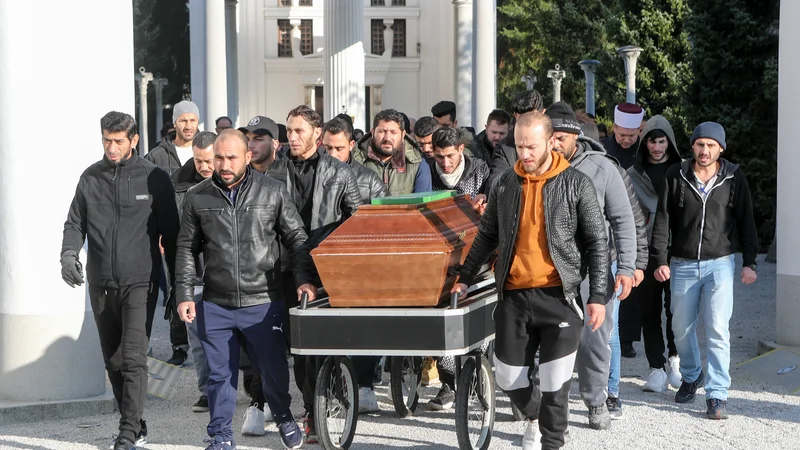 Fotografija: Nesrečnike so na ljubljanskih Žalah na zadnjo pot pospremili tudi njihovi sopotniki v avtu. FOTO: Marko Feist