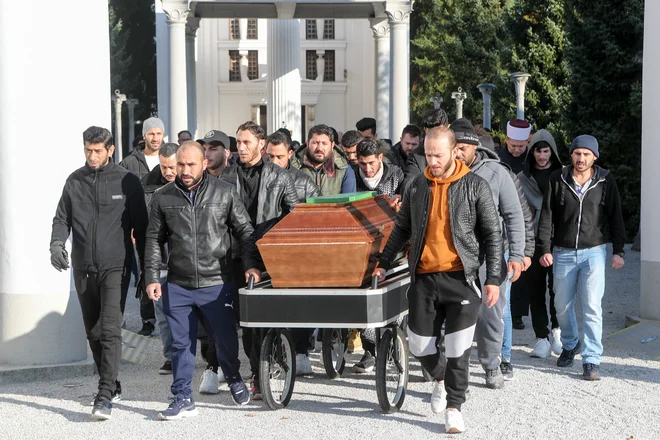 Nesrečnike so na ljubljanskih Žalah na zadnjo pot pospremili tudi njihovi sopotniki v avtu. FOTO: Marko Feist