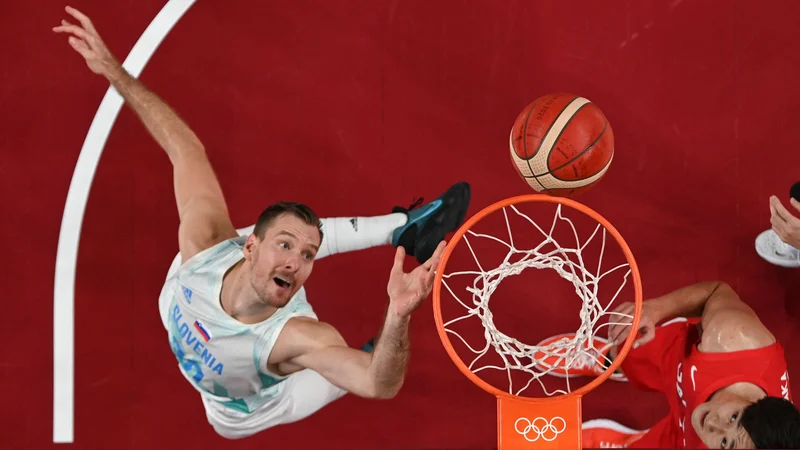 Fotografija: Zoran Dragić (levo) se je med tekmo z Japonsko močno približal svojemu reprezentančnemu rekordu. FOTO: Aris Messinis/AFP