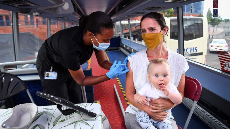 Fotografija: Bojazen, da bo v nekaterih državah večje dele prebivalstva težko prepričati v cepljenje, se je naposled izkazala za upravičeno. FOTO: Andy Buchanan/AFP