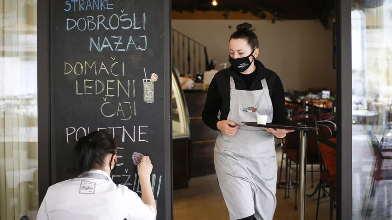 Fotografija: Več ko bo v Sloveniji cepljenih, dlje bomo lahko ohranjali običajno življenje. Foto Matej Družnik