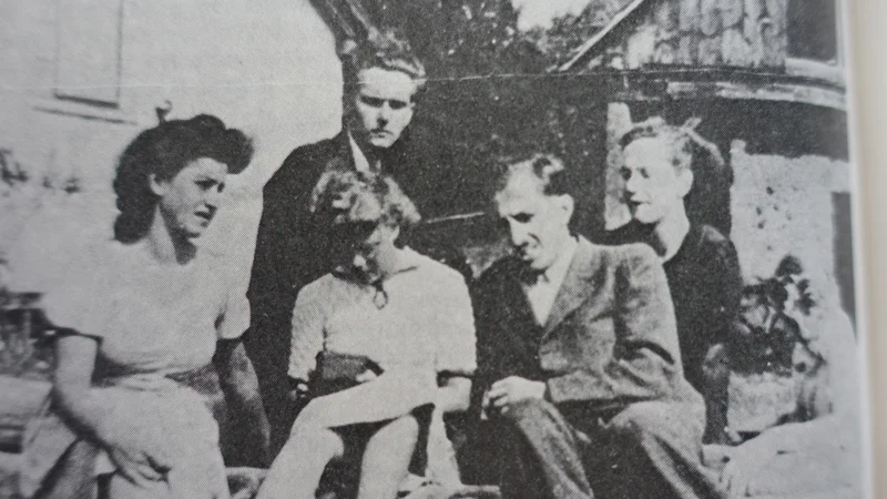 Fotografija: Udeleženci akademskega tabora v Lipovcih poleti 1940; skrajno levo narodna herojinja Slava Klavora, ob njej Živa Kraigher, nad njo Štefan Kuhar. VIR: Študentski in dijaški delovni narodno-obrambni tabori v Sloveniji 1935–1940