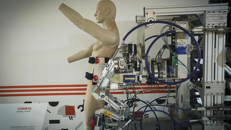 Fotografija: Rehabilitacijski robot Corbys kot učitelj hoje je nastal v okviru sedmega okvirnega programa EU z naslovom Cognitive Control Framework for Robotic Systems (CORBYS). V njem je kot partner sodeloval tudi URI Soča. FOTO: Jože Suhadolnik/Delo