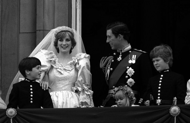 Prvi pozdrav mladoporočencev, valižanskega princa Charlesa in s poroko še sveže imenovane valižanske princese Diane z balkona Buckinghamske palače<br />
FOTO: PA Images/ via Reuters Connect