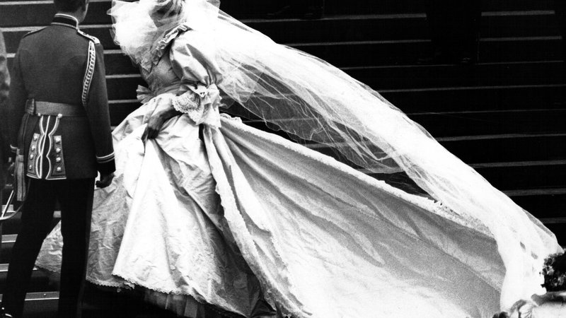 Fotografija: Eden najbolj težko pričakovanih trenutkov: lady Diana Spencer se je pred katedralo svetega Pavla javnosti prvič pokazala v poročni obleki. FOTO: Mal Langsdon/Reuters