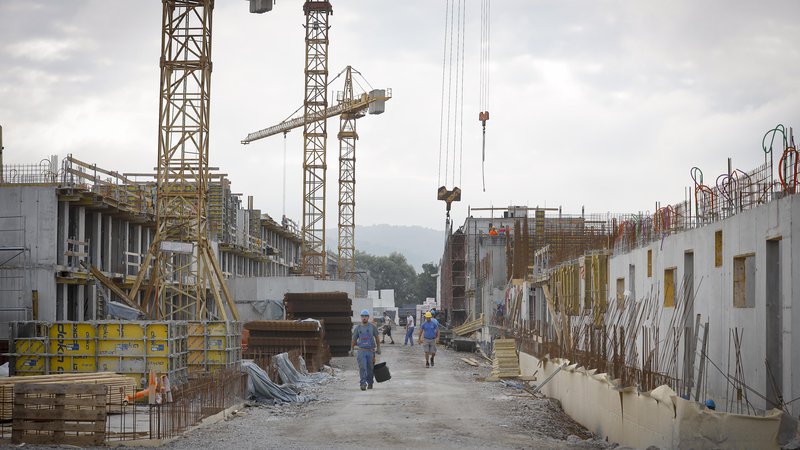 Fotografija: Delavci ljubljanske družbe VG5 pospešeno gradijo stanovanjsko naselje Rakova jelša 2, vrednost investicije je ocenjena na 18,6 milijona evrov (z DDV). FOTO: Jože Suhadolnik/Delo